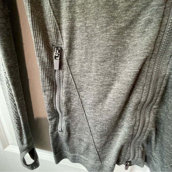Fabletics grey size small zip up cardigan - Picture 4 of 8